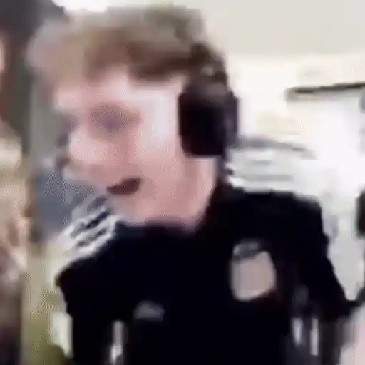 Figurinha: Homem gritando e dançando