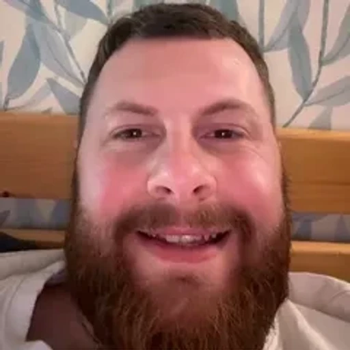 Figurinha: Homem com barba mudando de expressão
