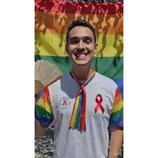 Figurinha: Homem Sorri e Abre Leque Colorido