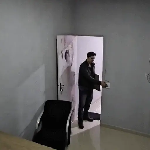 Figurinha: Homem entrando em quarto escuro