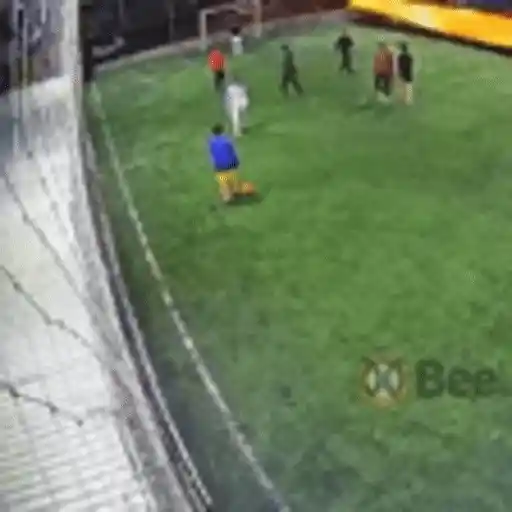 Figurinha: Jogador chuta bola e cai no chão