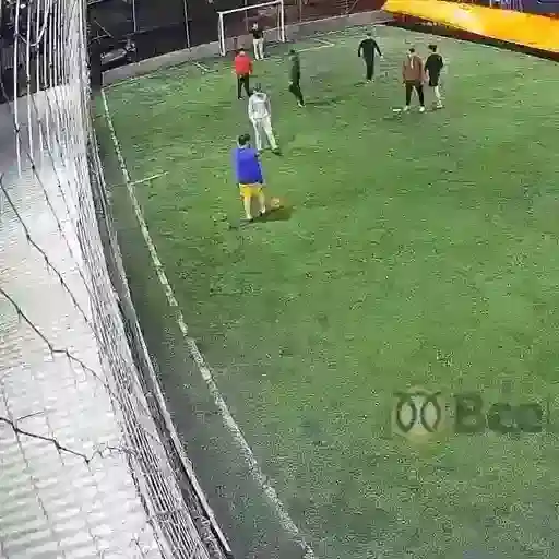Figurinha: Jogador de futebol dribla e marca gol