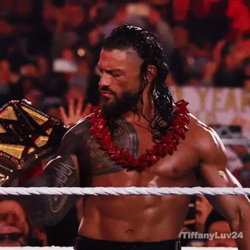 Figurinha: Roman Reigns ergue o cinturão