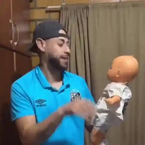 Figurinha: Torcedor do Santos brincando