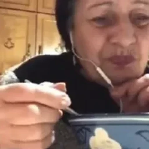Figurinha: Senhora comendo