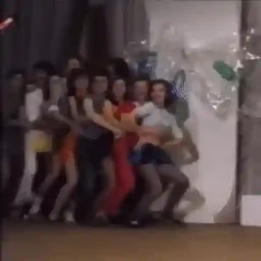 Figurinha: Dança em fila com movimentos ritmados