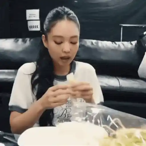 Figurinha: Comendo um lanche delicioso
