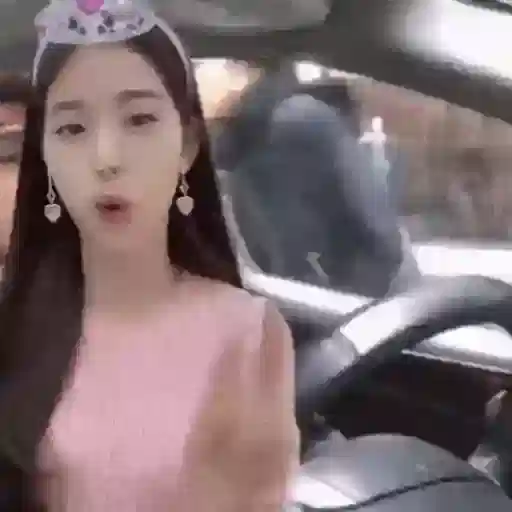 Figurinha: Princesa no carro faz pose