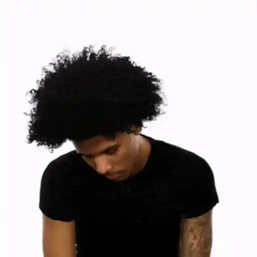Figurinha: Jovem com cabelo afro pensativo