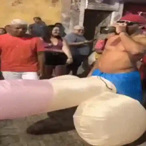 Figurinha: Homem comendo pênis inflável
