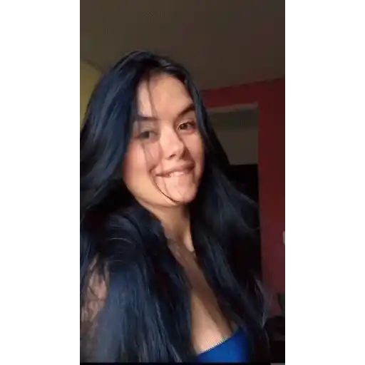 Figurinha: Garota Sorrindo e Balançando o Cabelo