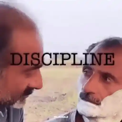 Figurinha: Homem barbeando o outro com disciplina