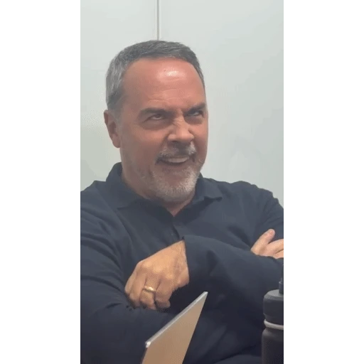 Figurinha: Homem Fazendo Cara de Travesso