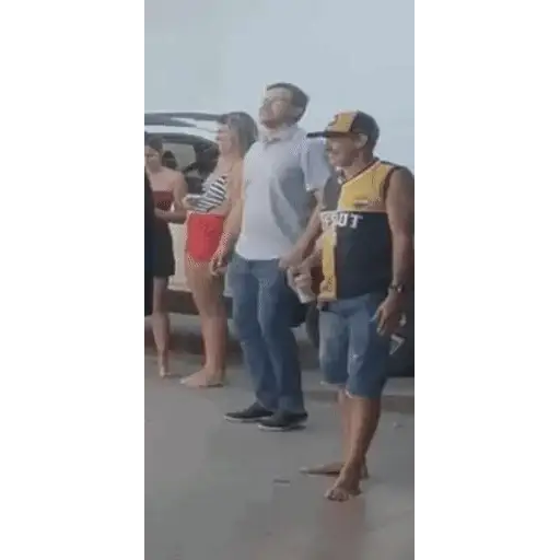 Figurinha: Homem comemorando