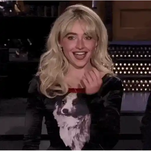 Figurinha: Sabrina Carpenter sorrindo