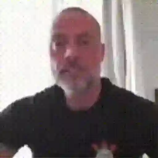 Figurinha: Homem sério