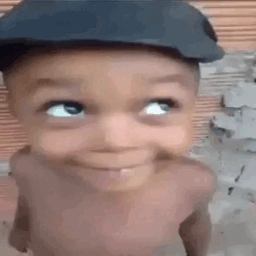 Figurinha: Criança sorrindo com boina