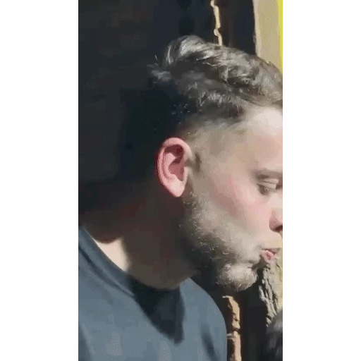 Figurinha: Rapaz virando um drink