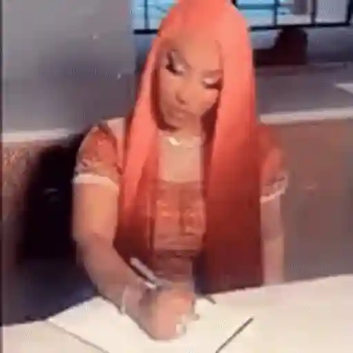 Figurinha: Nicki Minaj assinando