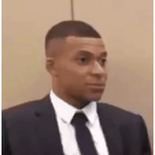 Figurinha: Mbappé segurando o riso