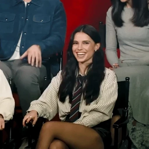 Figurinha: Atriz sorridente com língua de fora