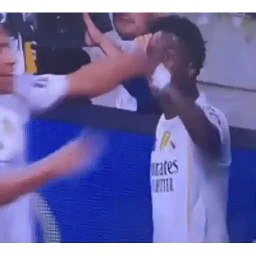 Figurinha: Mbappé e Vini Jr. celebrando