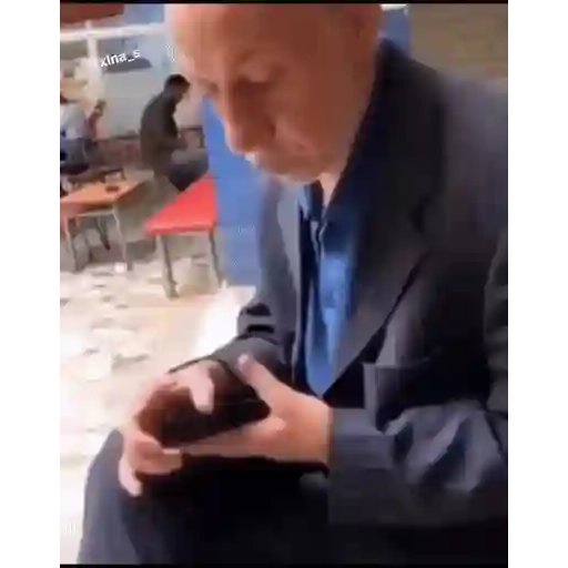 Figurinha: Senhor triste sem dinheiro