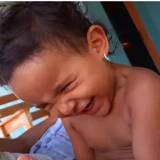 Figurinha: Criança rindo muito