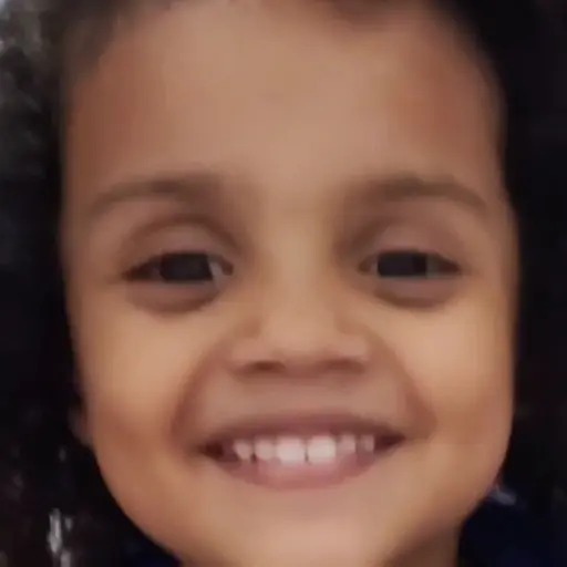 Figurinha: Criança expressiva