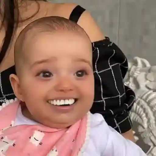 Figurinha: Bebê com dentes engraçados
