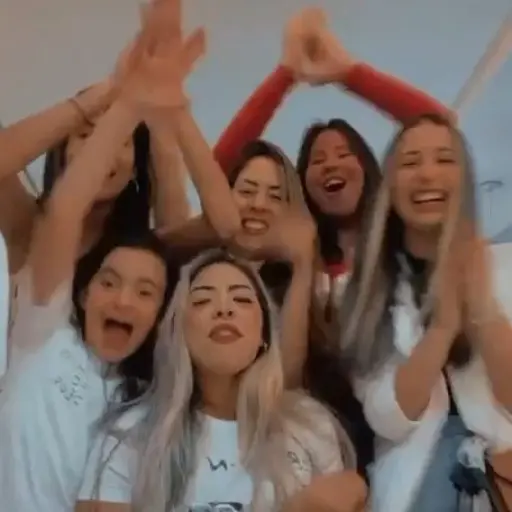 Figurinha: Grupo de amigas comemorando