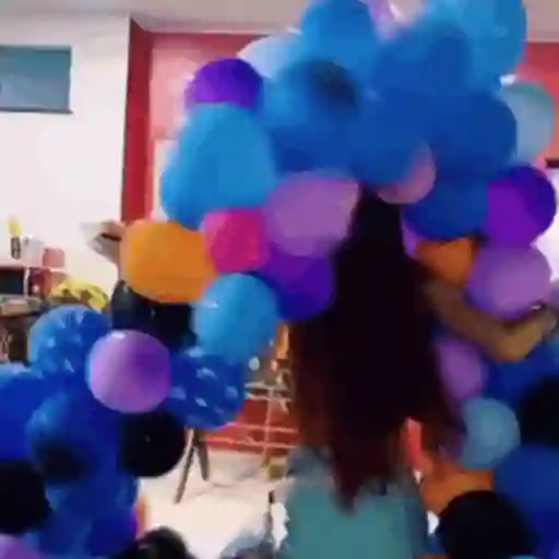 Figurinha: Garota com balões