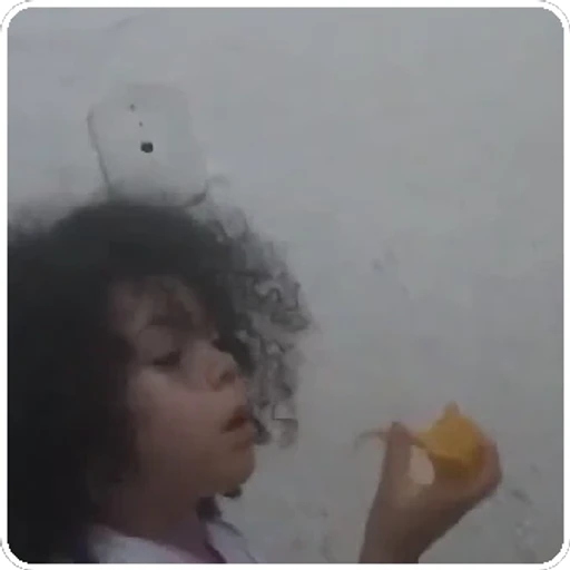 Figurinha: Criança comendo fruta