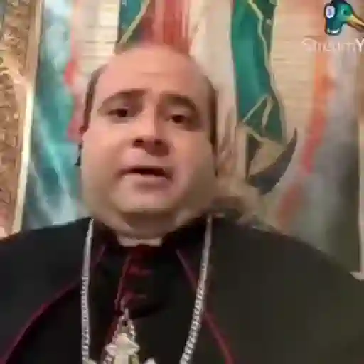 Figurinha: Padre falando "você é gay"