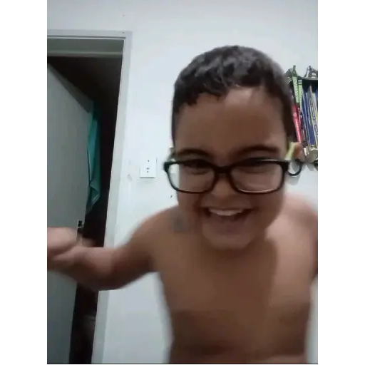 Figurinha: Menino feliz com óculos