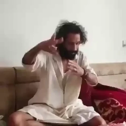 Figurinha: Homem de barba acenando