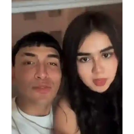 Figurinha: Casal se divertindo