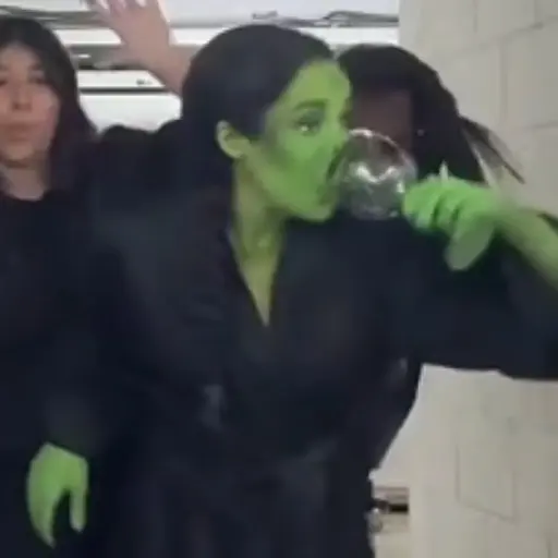 Figurinha: Bruxa bebendo drink