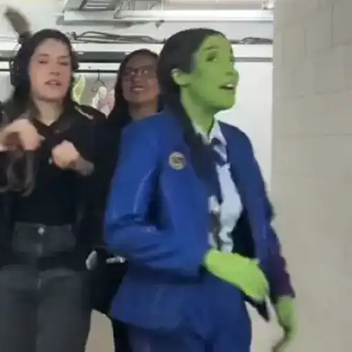 Figurinha: Cosplay da She-Hulk dançando