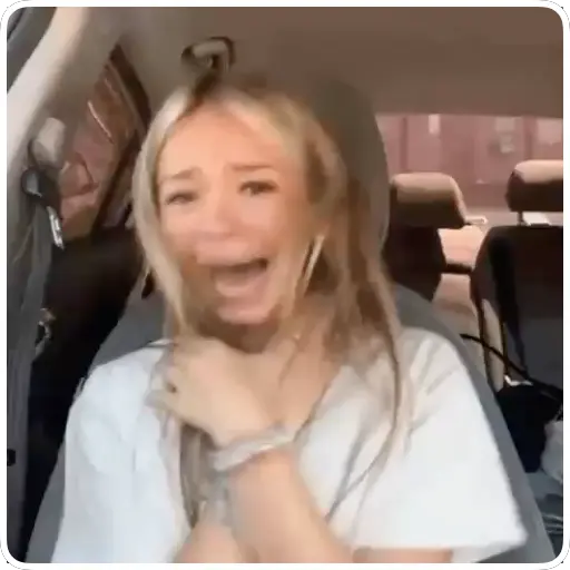 Figurinha: Garota chorando no carro