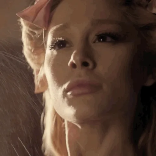 Figurinha: A beleza de Ariana Grande