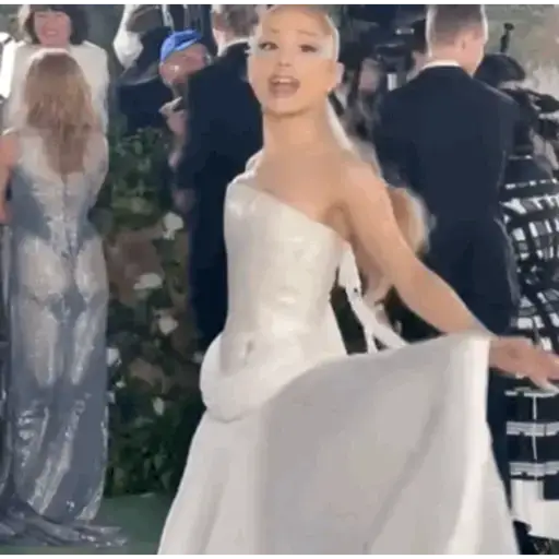 Figurinha: Ariana Grande no Met Gala