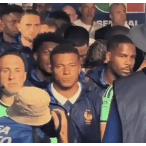 Figurinha: Mbappé pensativo