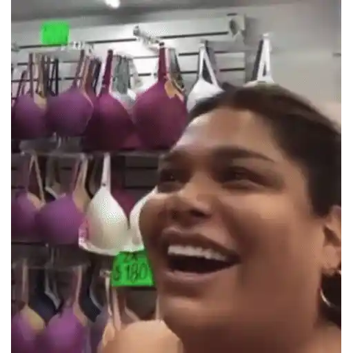 Figurinha: Mulher rindo na loja