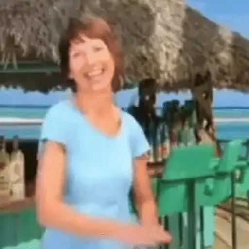 Figurinha: Mulher rindo na praia