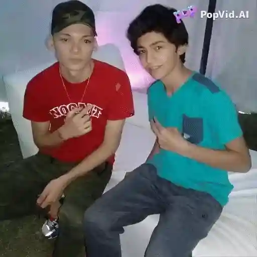 Figurinha: Dois amigos se beijando