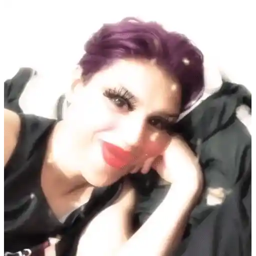 Figurinha: Garota com cabelo roxo