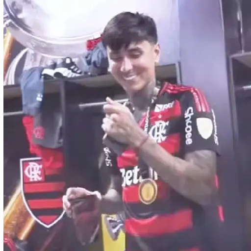 Figurinha: Erick Pulgar no vestiário do Flamengo