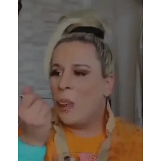 Figurinha: Pessoa comendo algo