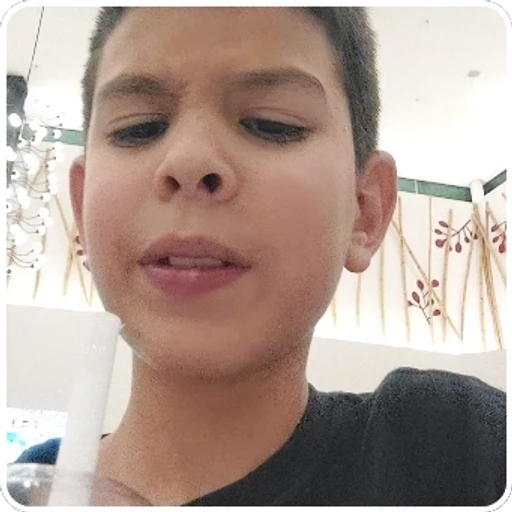 Figurinha: Menino tomando suco